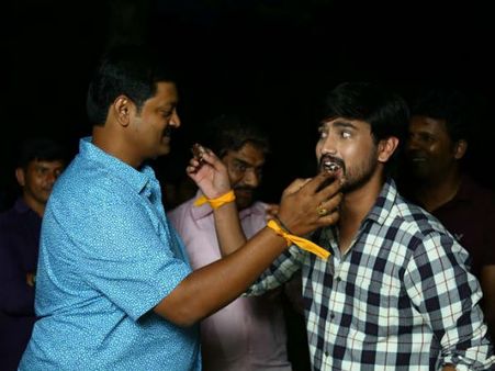 'ఒరేయ్‌ బుజ్జిగా' సమక్షంలో డైరెక్టర్‌ కొండా విజయ్‌కుమార్‌ బర్త్‌డే వేడుకలు '