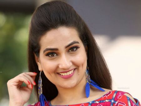 షాకిచ్చిన యాంకర్ మంజుష.. ఖరీదైన కారుతో..