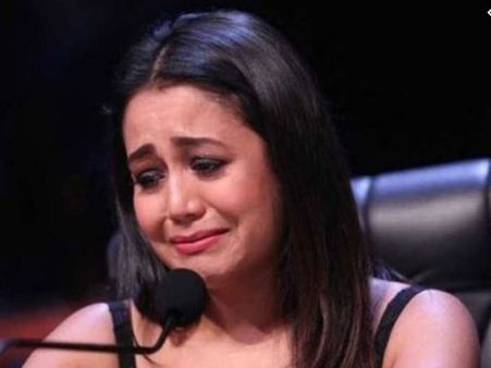 గాయనికి చేదు అనుభవం.. స్టేజ్‌పై కౌగిలిలో నలిపేసి.. ముద్దుల్లో ముంచెత్తిన అభిమాని