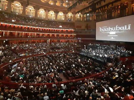 రాజమౌళిని ఆత్మీయంగా పలకరించిన జపాన్ అభిమానులు.. బాహుబలి క్రేజ్ అంటే అదే మరి