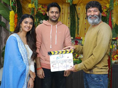 త్రివిక్రమ్ సమక్షంలో కీర్తి సురేష్‌‌ను 'రంగ్ దే' అంటున్న నితిన్