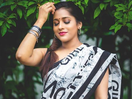 వయ్యారాలతో ఊపేస్తోన్న రష్మీ.. బ్యాక్ చూస్తే మతిపోవాల్సిందే.. వైరల్ పిక్