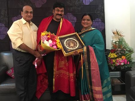 సైరా విజయంతో ఆనందం.. చిరంజీవిని సత్కరించిన రోజా రమణి దంపతులు