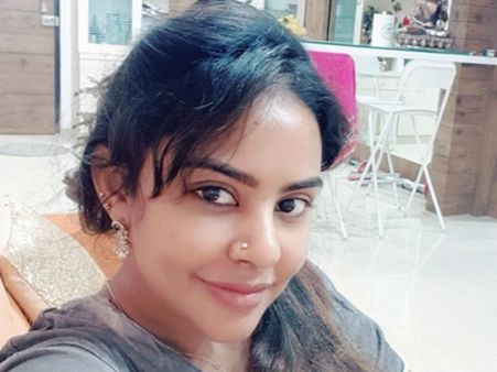 టాలీవుడ్ డైరెక్టర్‌పై శ్రీ రెడ్డి సెన్సేషనల్ కామెంట్స్..