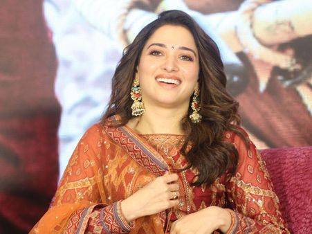 ఏం చెప్పాలి రా నీ గురించి! రామ్ చరణ్‌‌పై తమన్నా కామెంట్.. అది కూడా పెద్దాయన ముందే..