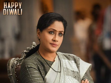 రాజసం ఉట్టిపడేలా.. అదరగొట్టిన విజయశాంతి