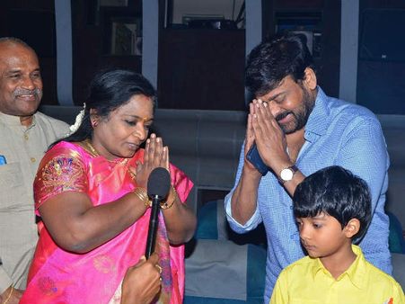 సైరాను వీక్షించిన తెలంగాణ గవర్నర్‌.. చిరంజీవి సాదర ఆహ్వానంతో..!