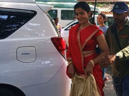 లంగావోణిలో అదిరిపోయిన హీరోయిన్.. లొకేషన్ నుంచి ఫోటోలు లీక్.. నెట్టింట హల్‌చల్