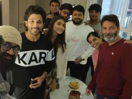 బర్త్ డే స్పెషల్: అల్లు అర్జున్ టీమ్ హంగామా.. త్రివిక్రమ్‌తో ఫుల్ ఎంజాయ్ చేసిన పూజా హెగ్డే