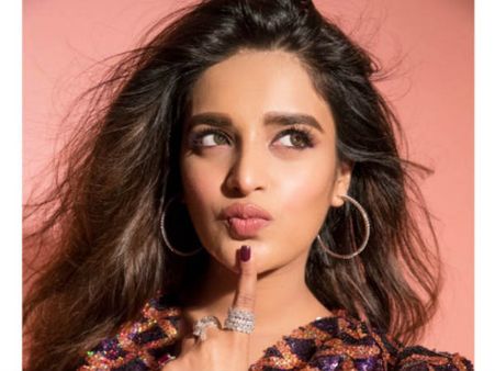 ఆలోచనలో పడిన నిధి.. మీరే పెట్టేయండి అంటూ వైరల్ పోస్ట్! ఇస్మార్ట్ పోరి భలే హింటిచ్చిందిగా!