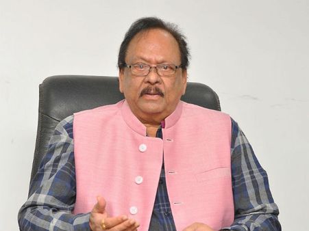 రెబల్ స్టార్ కృష్ణంరాజుకు తీవ్ర అస్వస్థత.. కేర్ ఆస్పత్రికి తరలింపు