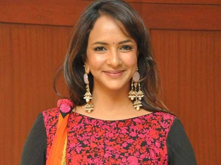 బాలకృష్ణను టార్గెట్ చేసిన మంచు లక్ష్మి.. రకుల్‌ని కూడా వదల్లేదు! హాట్ టాపిక్