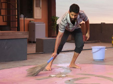 చీపురు పట్టుకుని ఊడ్చిన నాగ చైతన్య.. కష్టాలు పడుతున్న హీరో