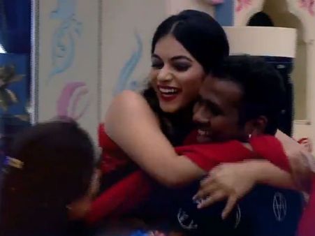 బిగ్‌బాస్‌లో సందడే సందడి.. పునర్నవిని ఎత్తుకున్న రాహుల్