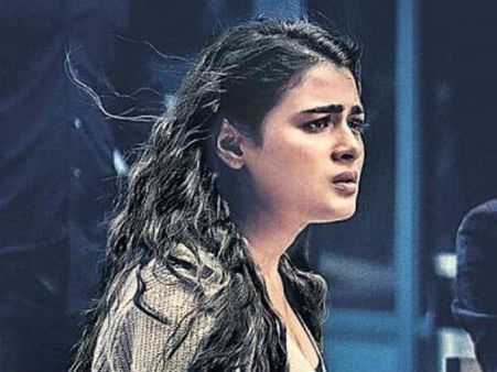 టెన్షన్‌ పడుతున్న షాలినీ పాండే.. సైలెన్స్ అంటూ రంగంలోకి