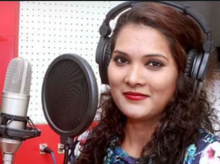 రోడ్డు ప్రమాదంలో ప్రముఖ సింగర్ మృతి.. తీవ్ర గాయాలతో బయటపడిన భర్త