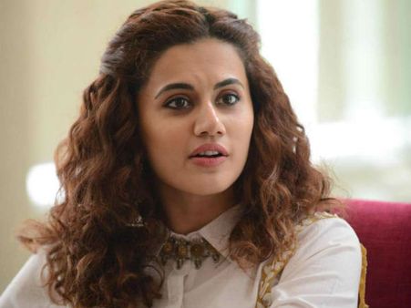 వారిద్దరు నన్నెంతో ప్రేమిస్తారు.. కానీ నేను అలా చేయలేకపోతున్నాను.. తాప్సీ కౌంటర్