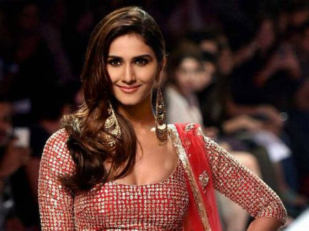 వాణీకపూర్‌ ఎదపై దేవుడి పేరు.. మత విశ్వాసాలను కించపరచకు.. భగ్గుమన్న సంస్థలు..