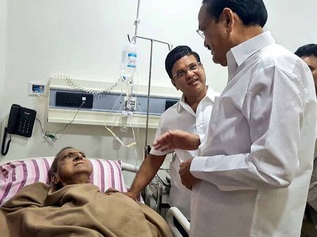 అస్వస్థతకు గురైన గొల్లపూడి.. పరామర్శించిన ఉప రాష్ట్రపతి