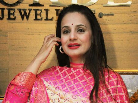 చెక్ బౌన్స్ కేసులో హీరోయిన్.. కోర్టుకు హాజరు కావాలని ఆదేశం