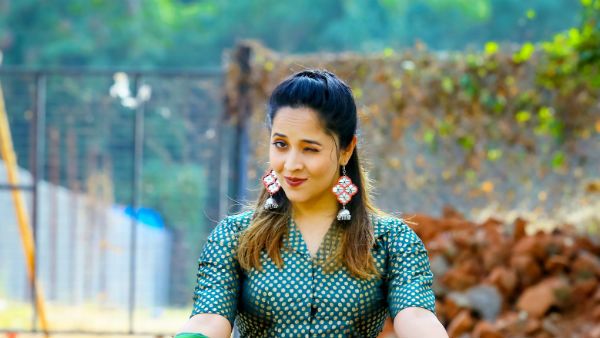 నవ్వుతోనే చంపేస్తున్న రంగమ్మత్త.. వాటిపై ఫోకస్ చేస్తూ.. ఫోటో షూట్‌ హల్ చల్