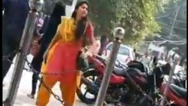 గుట్టు చప్పుడు కాకుండా వెళ్దామనుకుంది.. అడ్డంగా దొరికేసిన నటి.. వీడియో వైరల్