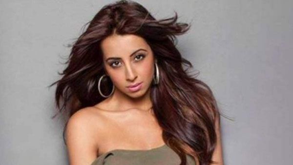 ఆ నిర్మాత నాశనం చేస్తా అనడంతో.. మందు బాటిల్‌తో దాడి విషయమై నటి సంజన రియాక్షన్