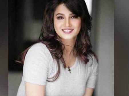 వీడియో లీక్ చేస్తానని బెదిరింపు.. 15 లక్షలతో దుబాయ్‌కి.. హీరోయిన్ అరెస్ట్