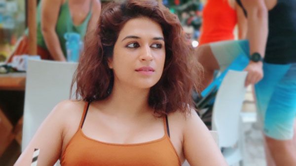 విదేశీ దీవుల్లో హీరోయిన్ ఎంజాయ్.. చేతిలో చూస్తే! ఆ లైఫ్ బాగుందంటూ షాక్..