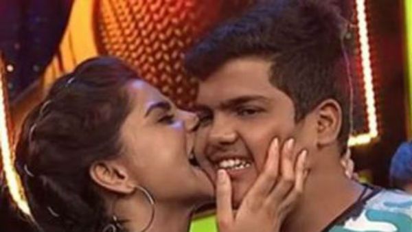 చాలా ముద్దుస్తున్నాడే.. రా అంటూ స్టేజ్ మీదే బుగ్గ కొరికిన యాంకర్.. ప్రేక్షకులు షాక్