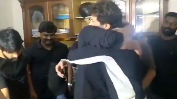 త్రివిక్రమ్‌ను ప్రేమగా హత్తుకున్న బన్నీ.. సక్సెస్ జోష్‌లో అల వైకుంఠపురములో టీమ్