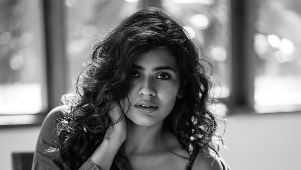 హెబ్బా బోల్డ్ కిక్.. షర్ట్ బటన్స్ తీసి మరీ! అబ్బో.. అందాలు అదరహో!!