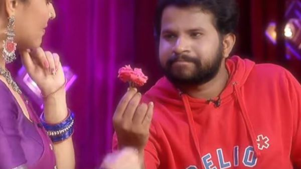 రోజా పువ్విస్తూ అనసూయతో జబర్దస్తీ.. హైపర్ ఆదిని చితకబాదిన ఆడపడుచులు!! వీడియో వైరల్