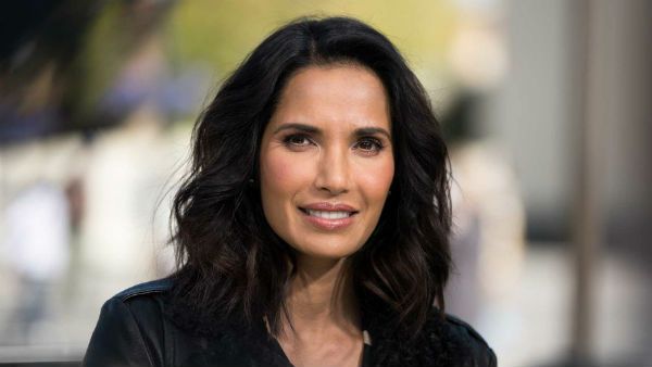 వయసు ముదిరినా తరగని అందం.. వాటిని గుప్పిట్లో బిగించి.. యాంకర్ సెమీ న్యూడ్ ఫోటో వైరల్