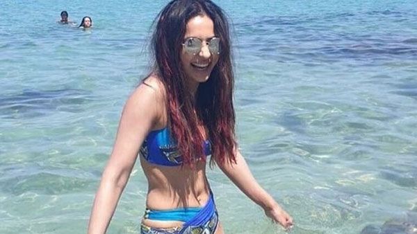బికినీ అందాలతో మతి పోగొడుతున్న రకుల్.. హాట్ హాట్‌గా కామెంట్ చేసిన సినీ సెలెబ్రిటీ.!