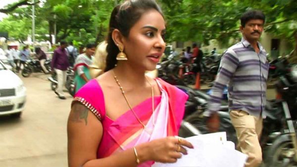 పోలీస్ స్టేషన్ మెట్లెక్కిన శ్రీ రెడ్డి.. అనుమానంగా ఉందంటూ కేసు!