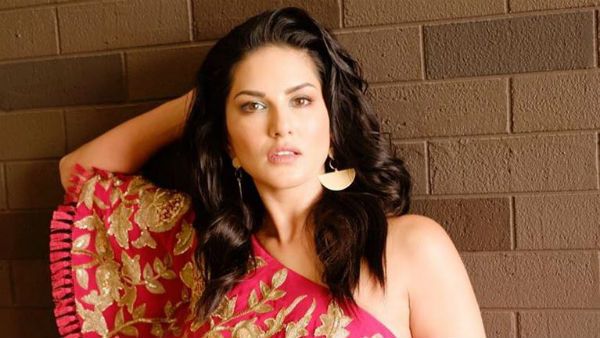 భర్తతో హాట్ బ్యూటీ సన్నీలియోన్ వైరల్ పిక్స్: సేఫ్‌‌గా ఉండేందుకు ముందుజాగ్రత్త అంటూ సూచన