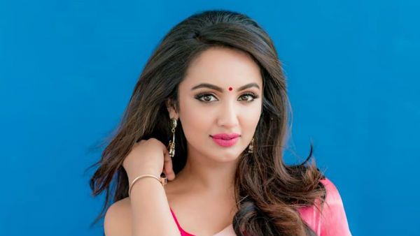 కమింట్మెంట్ అంటూ బెడ్‌పైనే.. వామ్మో తేజస్వీ మరీ రెచ్చిపోతోందిగా