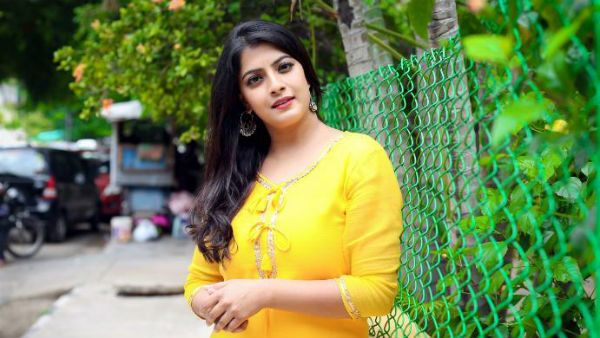 నన్ను తిట్టిన వారికీ థ్యాంక్స్.. వరలక్ష్మీ ఎమోషనల్ పోస్ట్