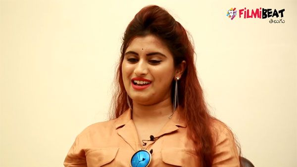 నాన్న ముందే అలా.. హాట్ సీన్లలో నటించడం కష్టమైంది.. యంగ్ హీరోయిన్ సెన్సేషనల్ కామెంట్స్