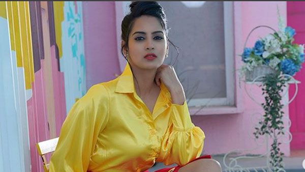 షర్ట్ అలా ప్యాంట్ మొత్తం ఇలా.. వామ్మో బిగ్‌బాస్ బ్యూటీ హల్చల్