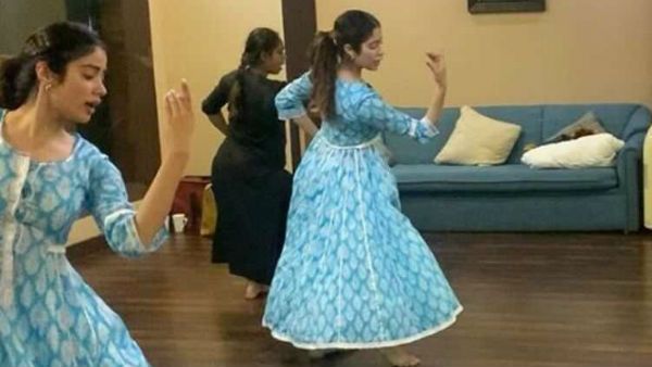 వైరల్ వీడియో.. వయ్యారంగా ఊపుతున్న జాన్వీ.. ఎవ్వరైనా సరే ఫిదా అవ్వాల్సిందే!!