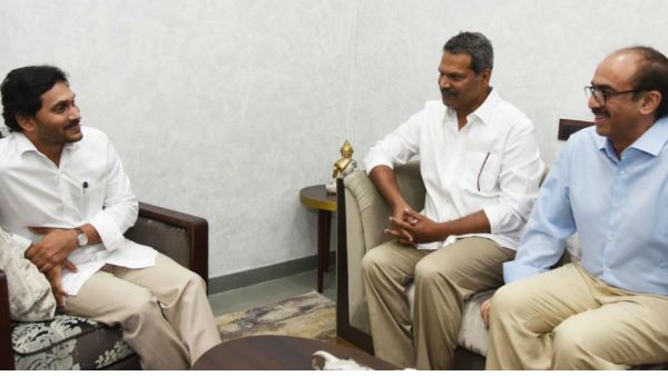 సీఎం జగన్‌తో టాలీవుడ్ అగ్ర నిర్మాతల భేటీ.. అసలు కారణం ఇదే.. మాటిచ్చిన ముఖ్యమంత్రి!