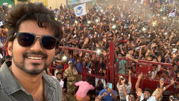 అభిమాన గణంతో దళపతి సెల్ఫీ.. వారికి కౌంటర్‌గా బలాన్ని చూపెట్టేందుకేనా?.. వైరల్ పిక్