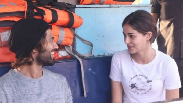 వైరల్ వీడియో: హీరోయిన్‌పై అక్కడ చేయి వేసి హత్తుకున్న విజయ్.. హెడ్‌లైన్స్‌లో రౌడీ స్టార్.!