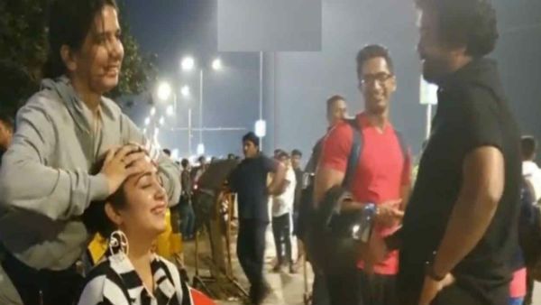 అర్దరాత్రి నడిరోడ్డుపై ఛార్మీకి మసాజ్.. నా వల్ల కాదంటూ.. వీడియో వైరల్