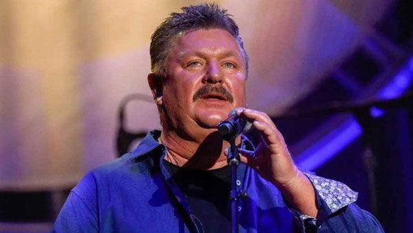 కరోనా కాటుకు ప్రముఖ గాయకుడు మృతి.. విషాదంలో సంగీతలోకం