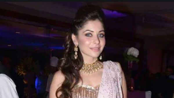 కరోనా పట్ల నిర్లక్ష్యం.. ప్రజల ప్రాణాలతో చెలగాటం.. కనికా కపూర్‌పై కేసు నమోదు