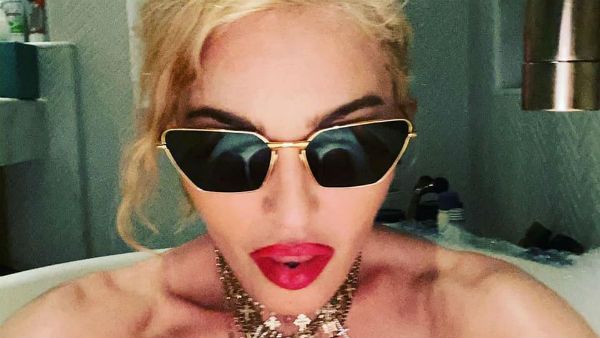 బాత్‌టబ్‌లో నగ్నంగా మడోన్నా.. కరోనా ముప్పుపై వేదాంతం.. (వీడియో)