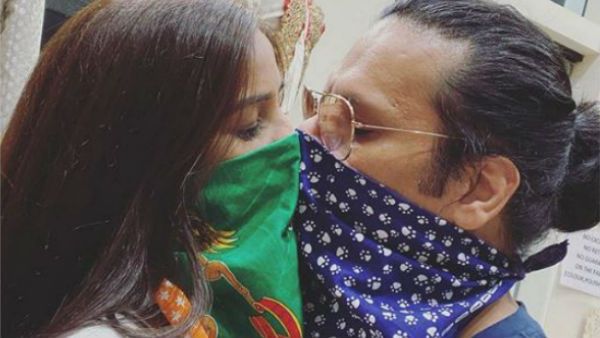 పూనమ్ పాండే కరోనా ముద్దు.. ప్రియుడితో కలిసి హాట్ హాట్‌గా..